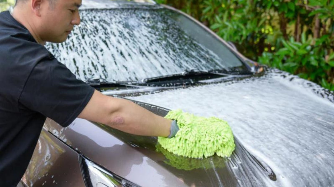 Picture Describe A man wash his car with Carcarez Magic Wash chenille wash Mitt Blog Image