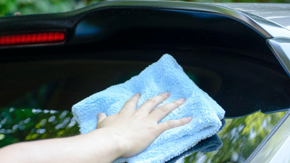 A person Clean his car Back glass with Edgeless Coral Fleece Microfiber Towel (16x16, 450GSM, ) Blog Image
